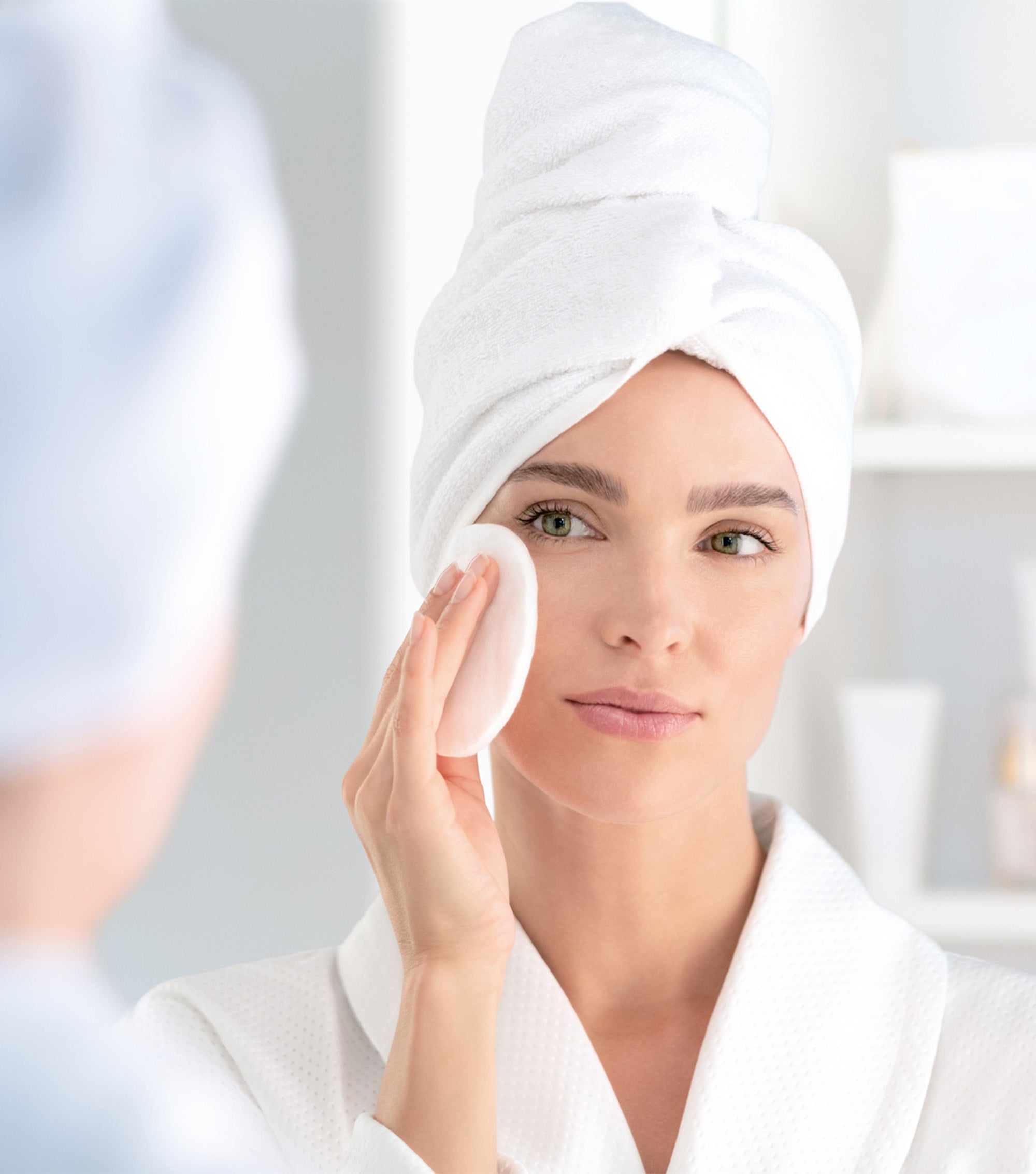 Make-up removal, a fundamental beauty routine